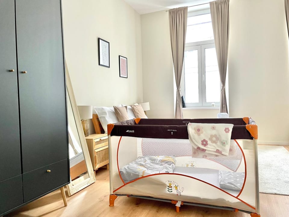 Bed, Photo of the whole room, wardrobe