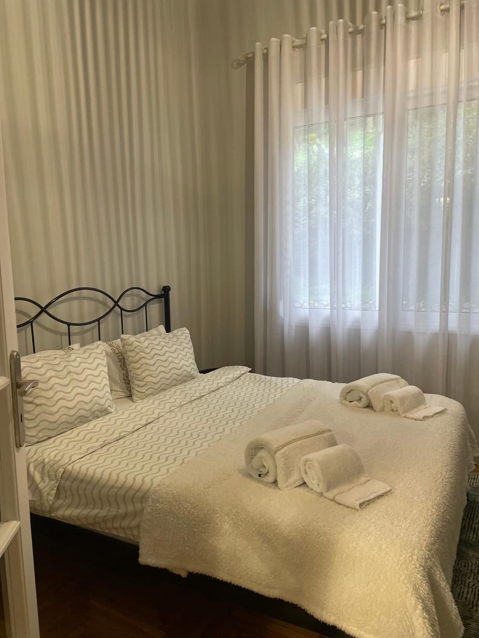 Bed, Photo of the whole room, Bedroom, towels