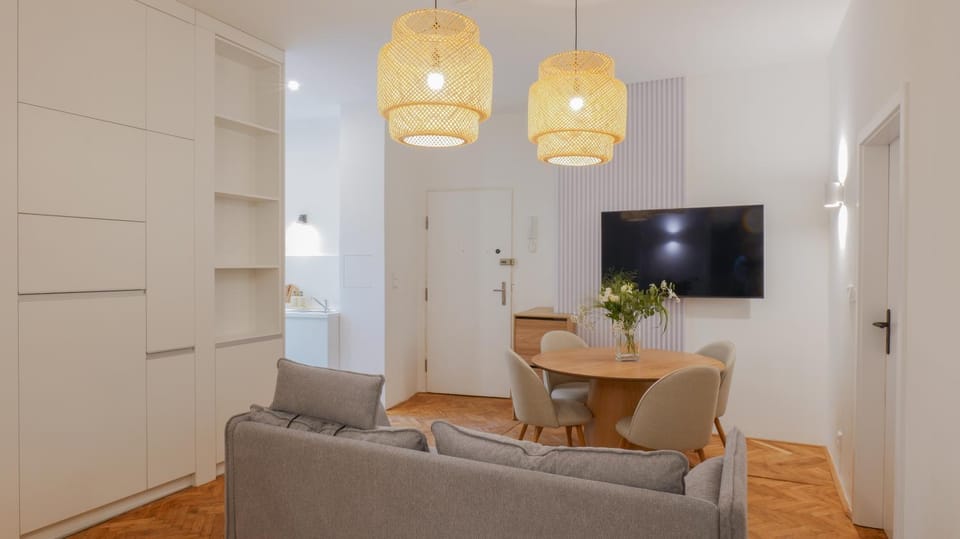 TV and multimedia, Living room, Seating area, Dining area