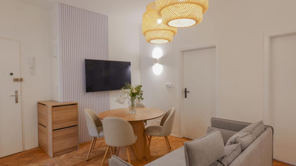 TV and multimedia, Living room, Seating area, Dining area