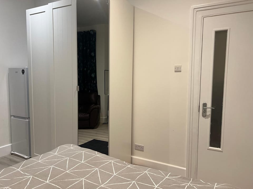 Outstanding Studio Flat in West Ealing Apartment in London Borough of Ealing