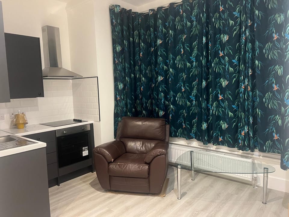 Outstanding Studio Flat in West Ealing Apartment in London Borough of Ealing