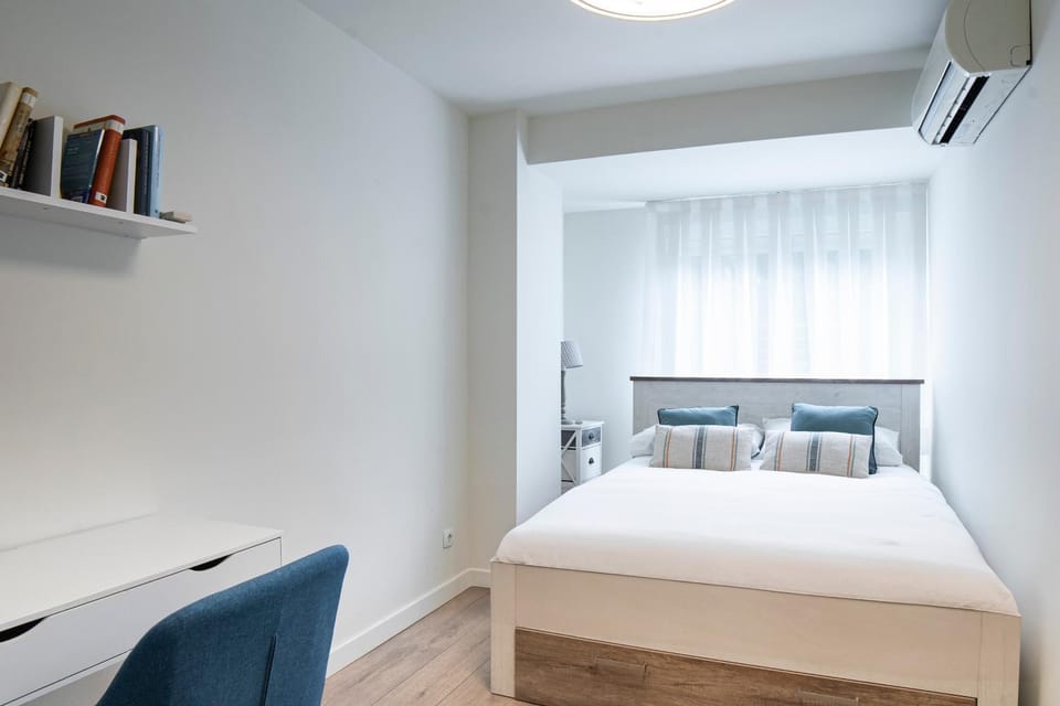 Photo of the whole room, Bedroom