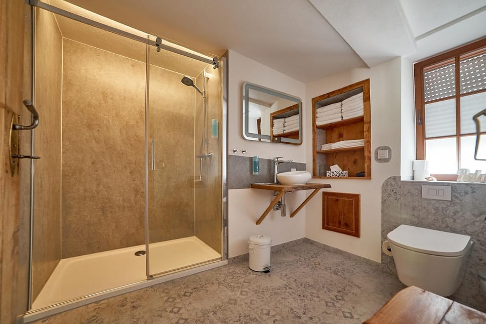 Shower, Toilet, Bathroom, Bath, towels