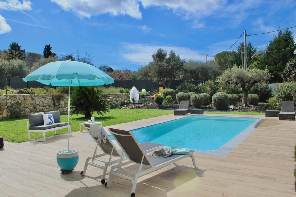 Swimming pool, sunbed