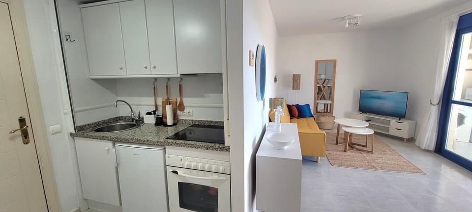Kitchen or kitchenette, Living room, Seating area, pet friendly, stove, washing machine