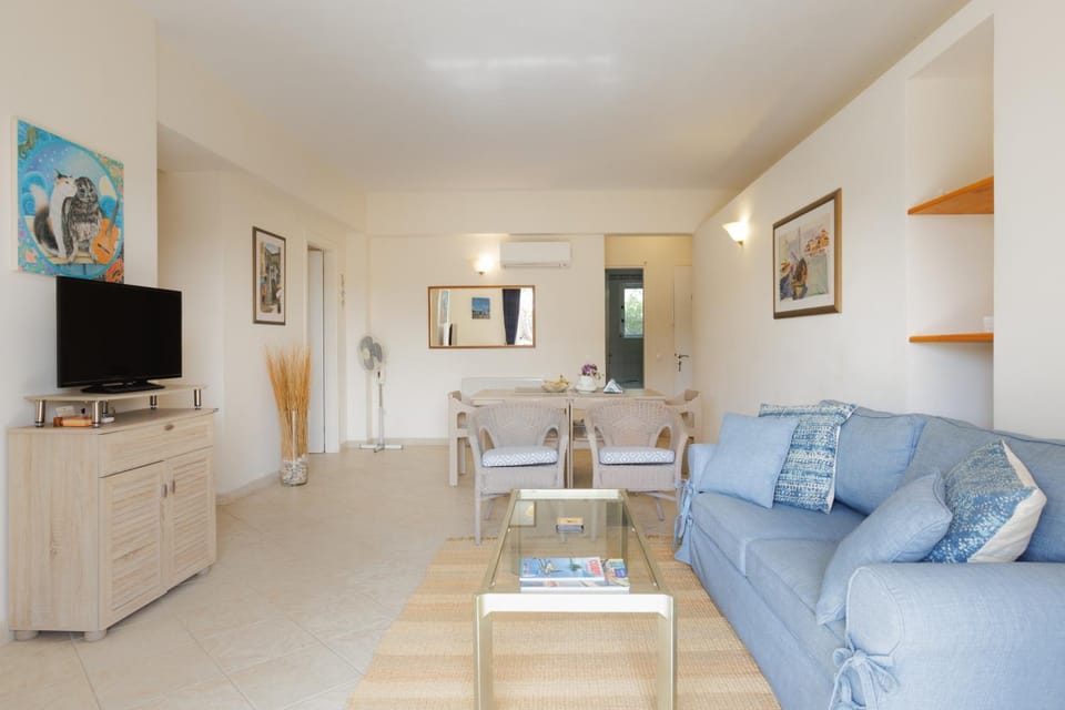 TV and multimedia, Living room, Seating area, Evening entertainment