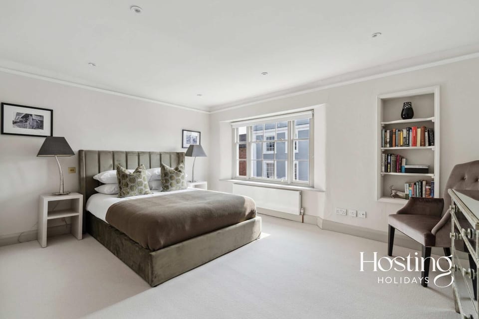 Bed, Photo of the whole room, Seating area, Bedroom