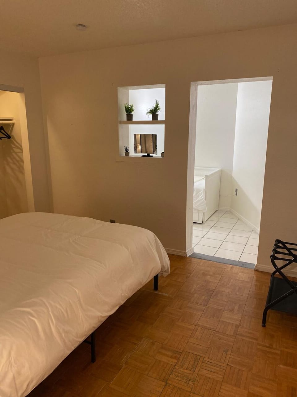 Vegas Oasis- Modern Getaway 5 mins from Strip House in Paradise