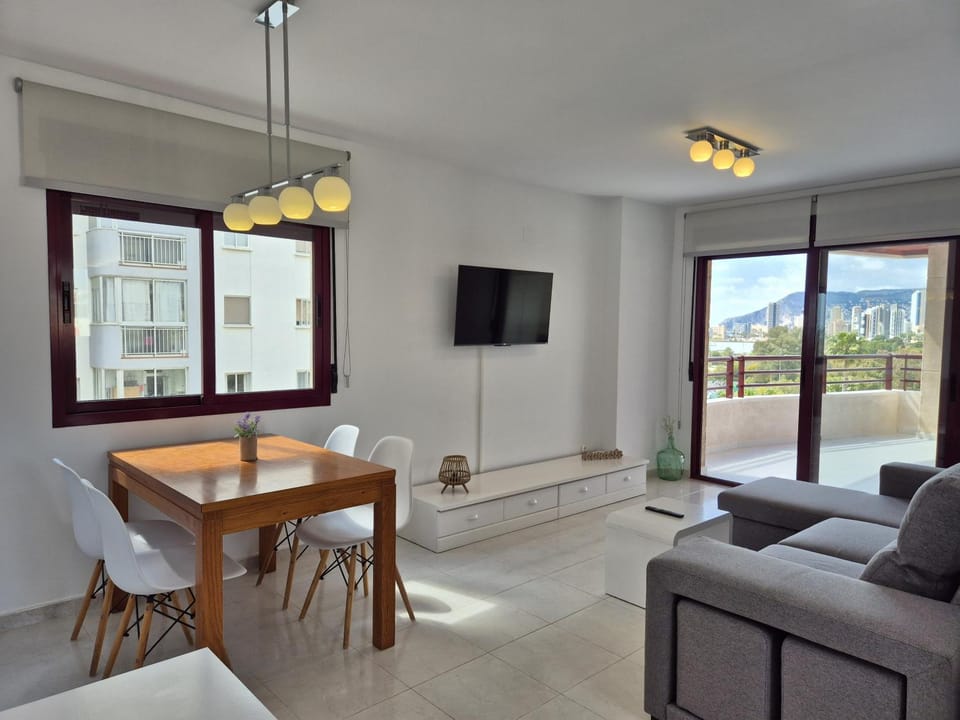 TV and multimedia, Living room, Seating area, Dining area