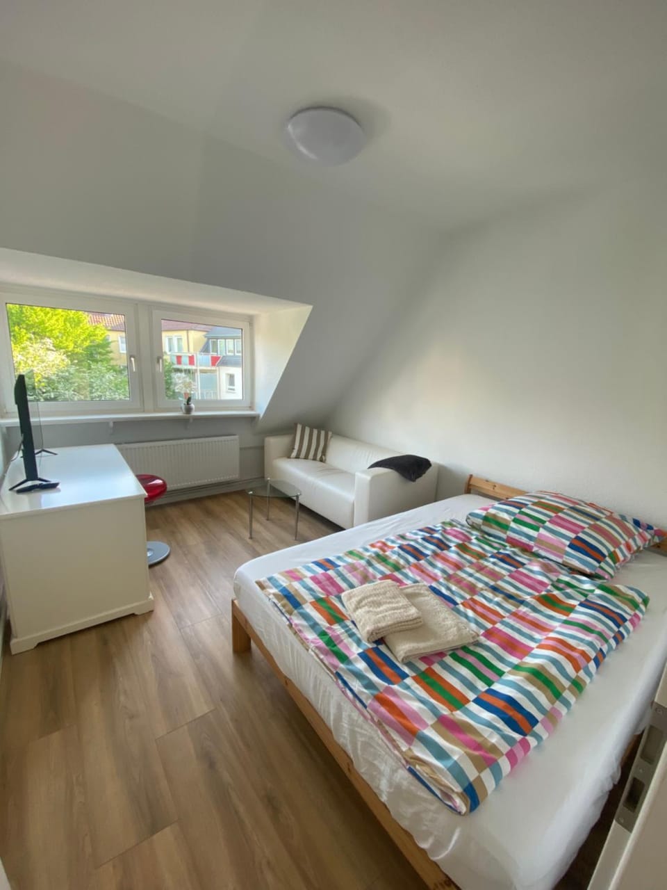 Bed, Living room, Photo of the whole room, Seating area, Bedroom