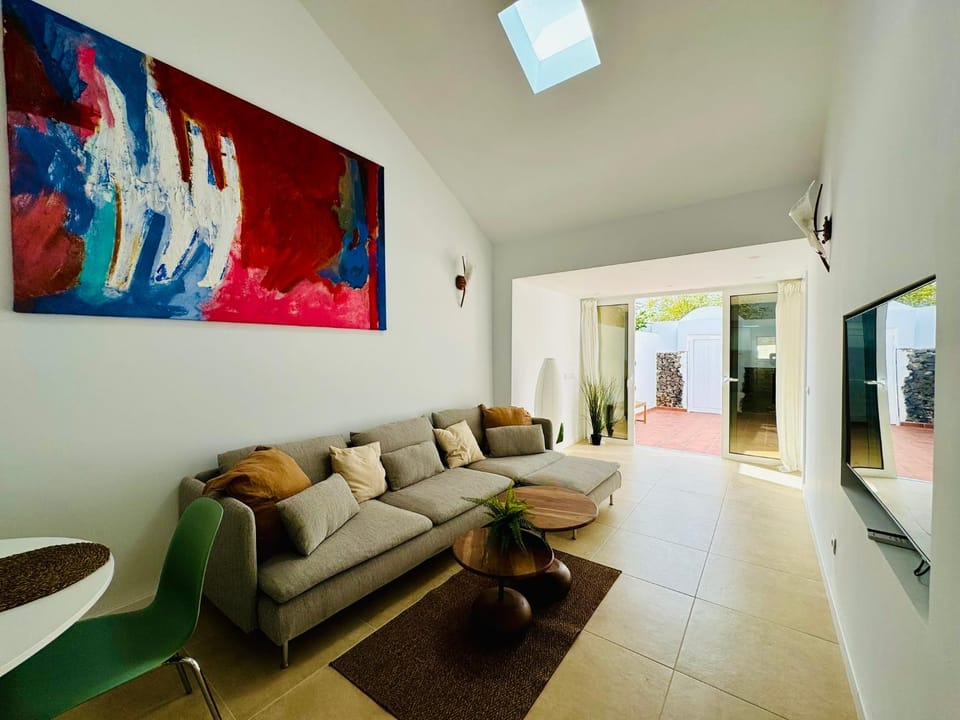TV and multimedia, Living room, Seating area, air conditioner