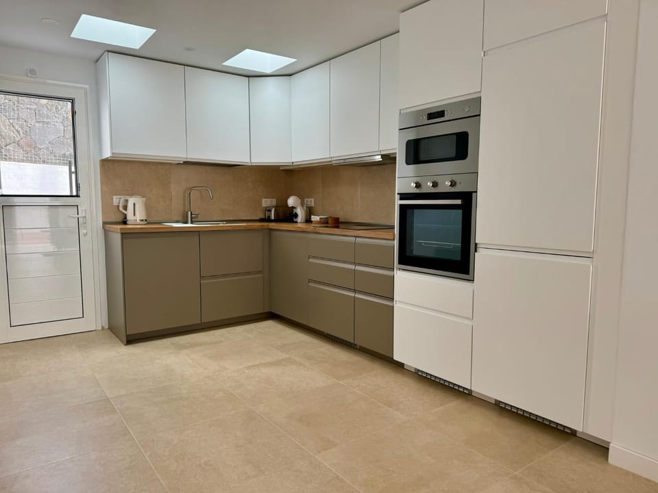 Coffee/tea facilities, Kitchen or kitchenette, oven, pet friendly, stove, toaster, washing machine