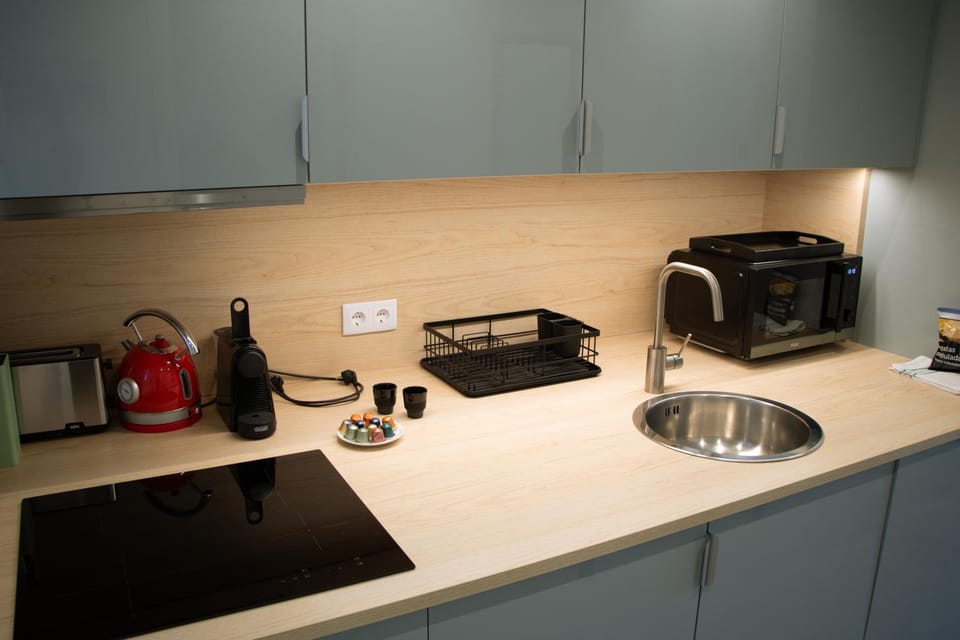 Coffee/tea facilities, Kitchen or kitchenette, stove, toaster
