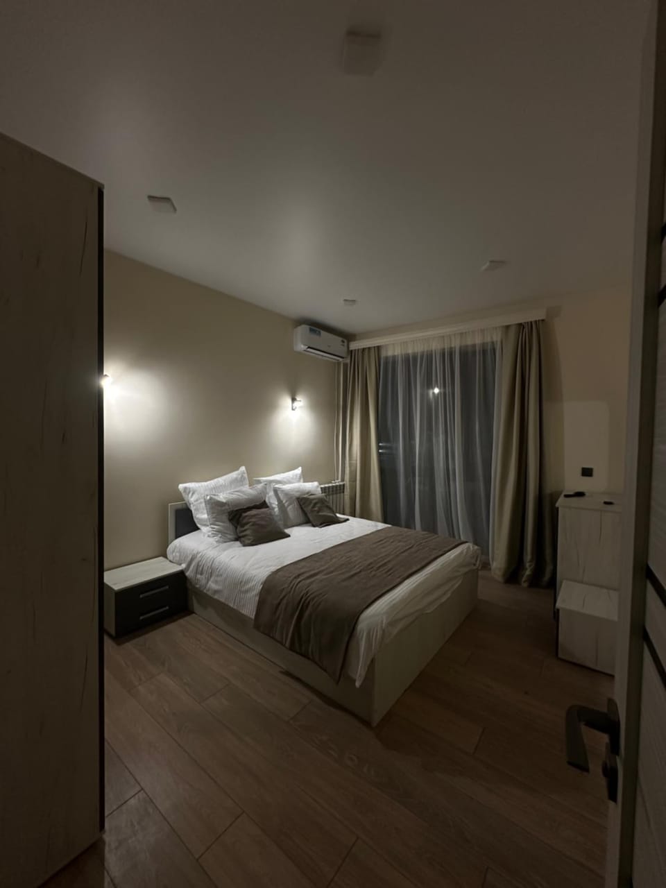 Bed, Photo of the whole room, Bedroom