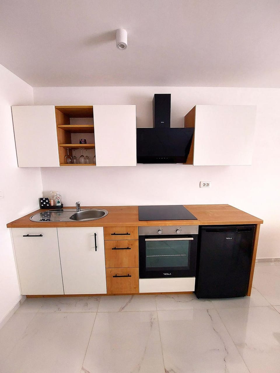 TV and multimedia, dishwasher, oven, stove, kitchen, air conditioner