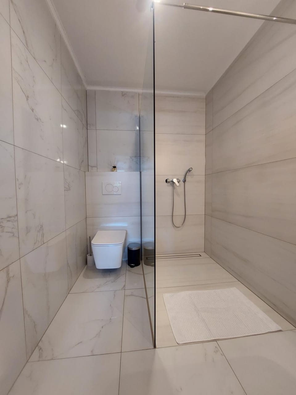 Shower, Toilet, Bathroom, towels