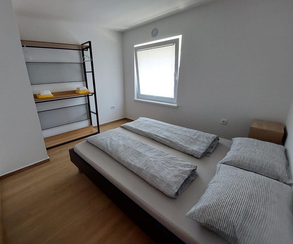 Bed, Bedroom, towels