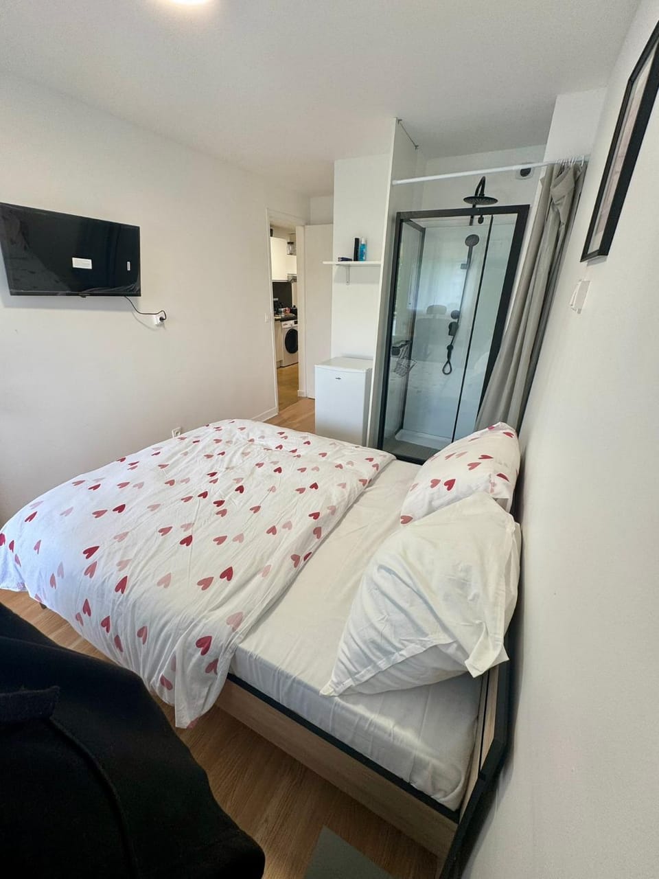Bed, TV and multimedia, Photo of the whole room, Bedroom