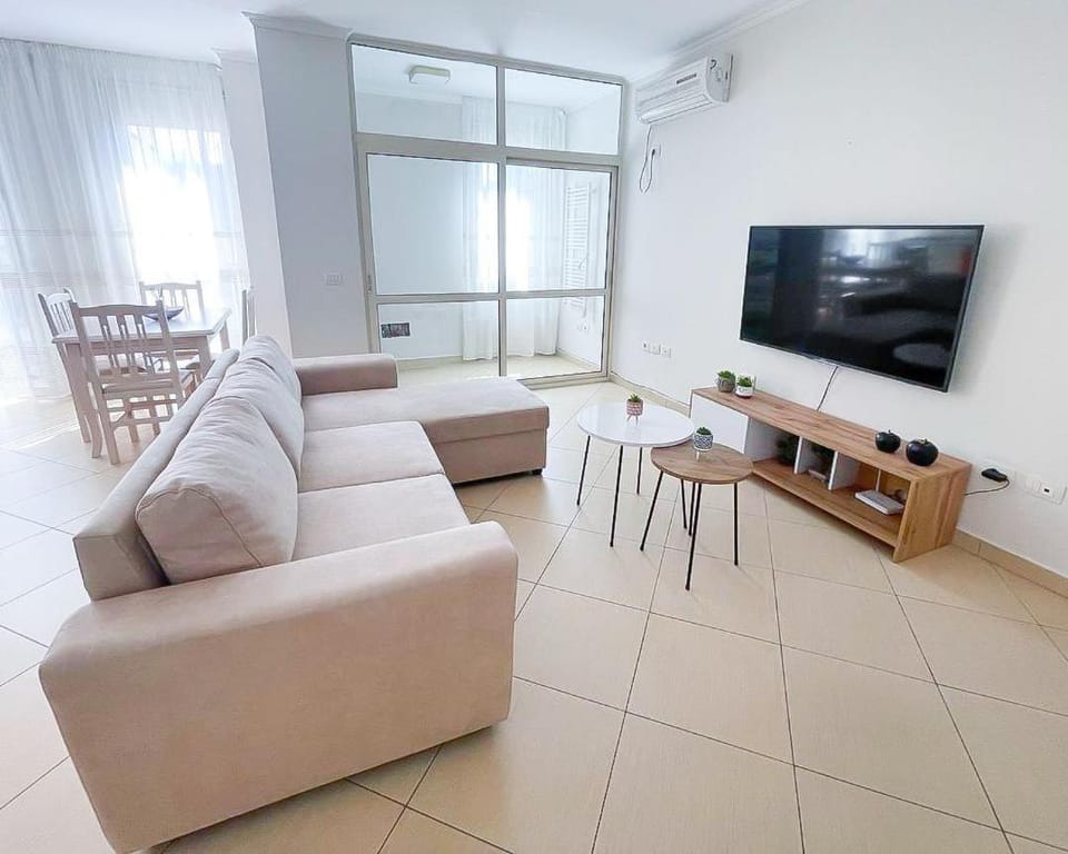 Communal lounge/ TV room, TV and multimedia, Living room, Seating area, Dining area, Evening entertainment, air conditioner