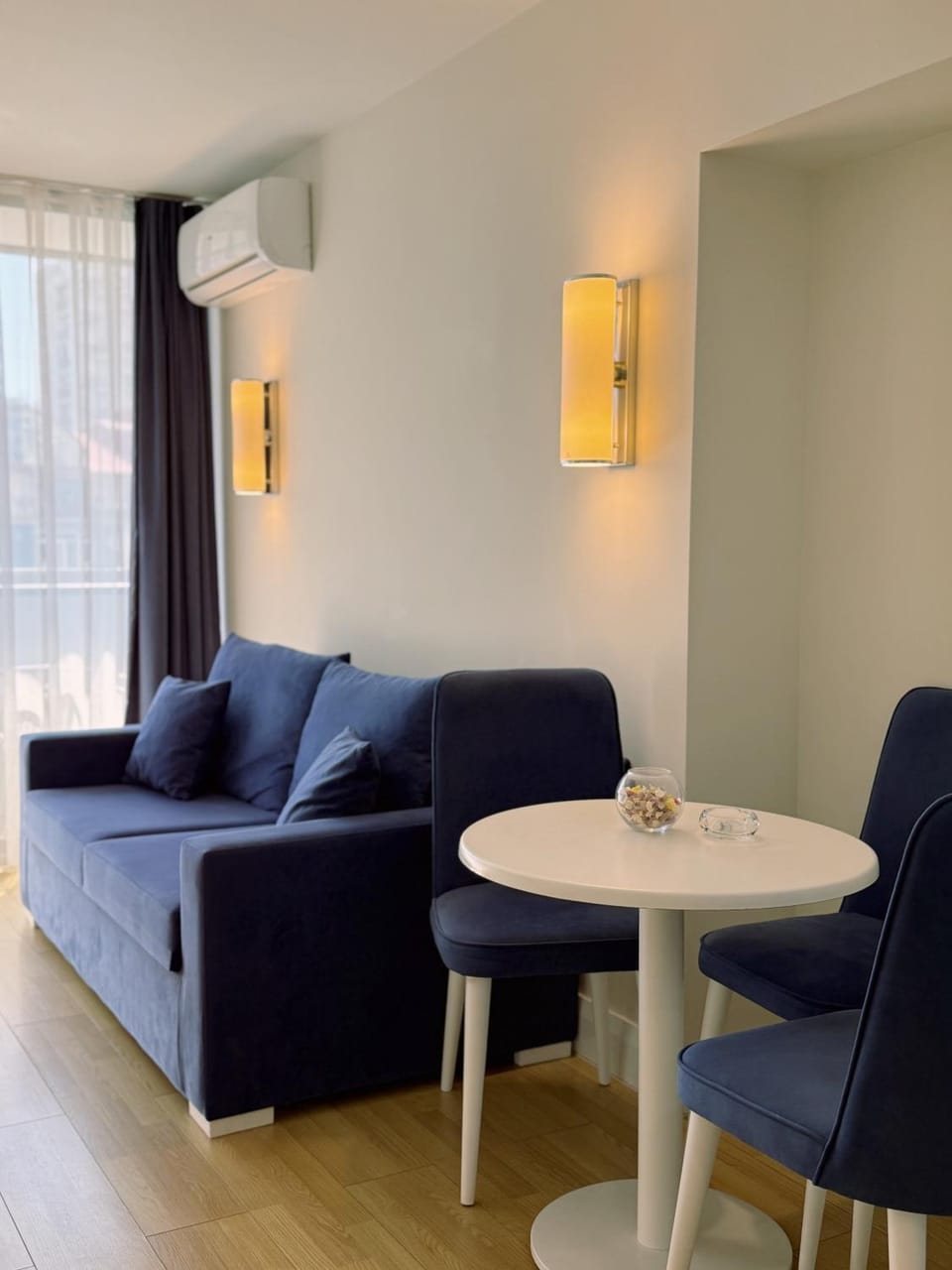 Living room, Seating area, Dining area, Area and facilities, furniture