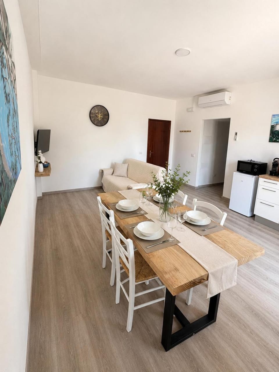 TV and multimedia, Kitchen or kitchenette, Living room, Seating area, Dining area