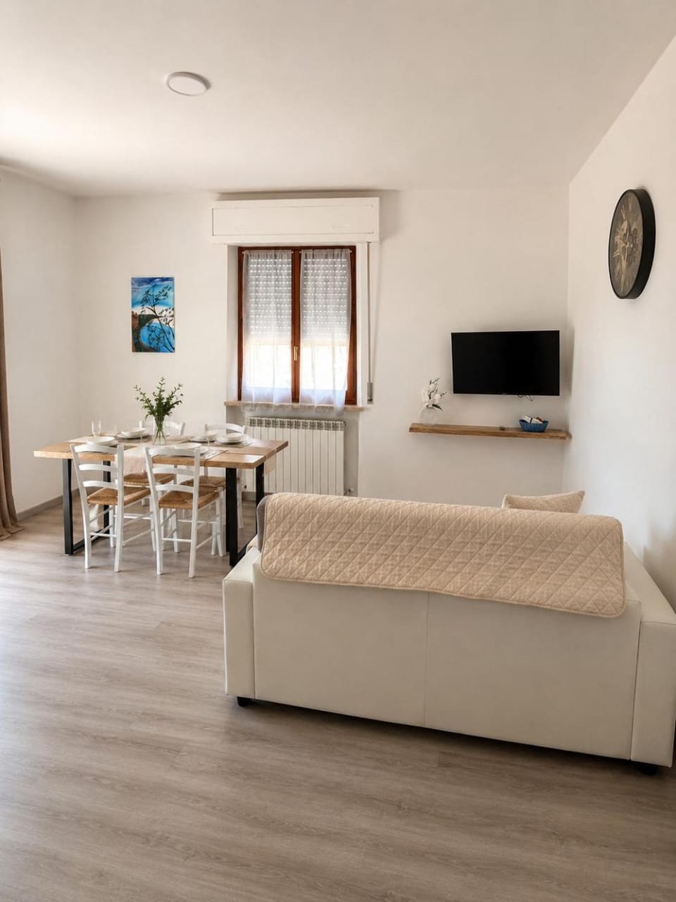 TV and multimedia, Living room, Seating area, Dining area