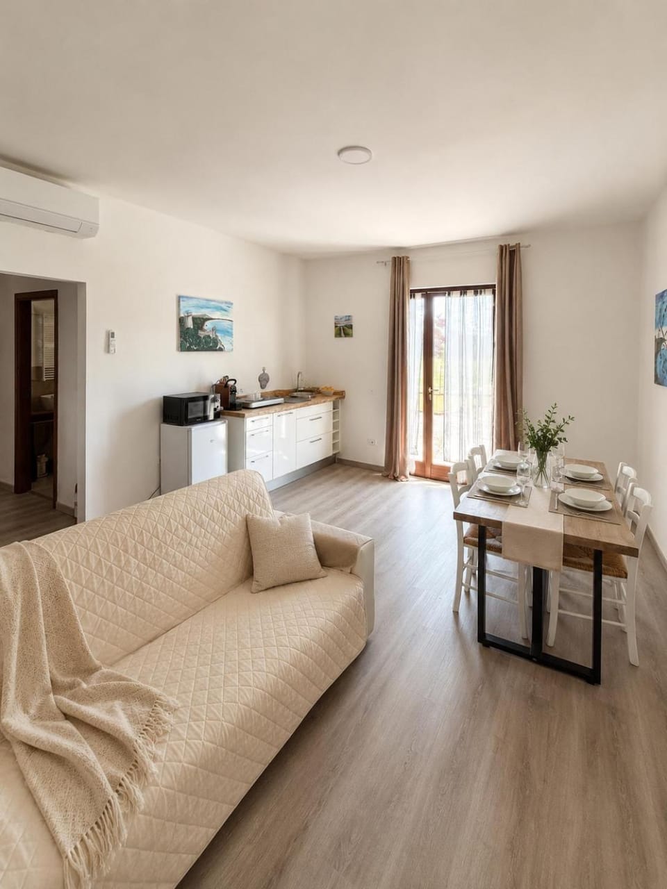 Kitchen or kitchenette, Living room, Seating area, Dining area