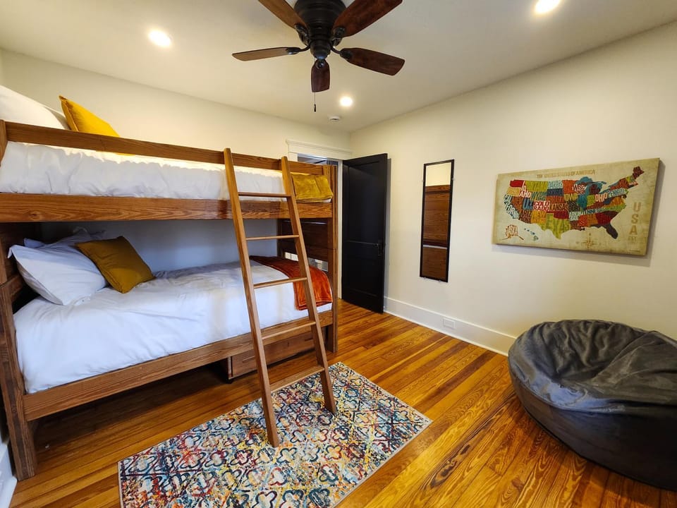 Bedroom, bunk bed
