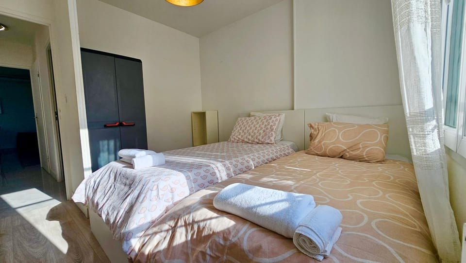 Bed, Bedroom, heating, towels