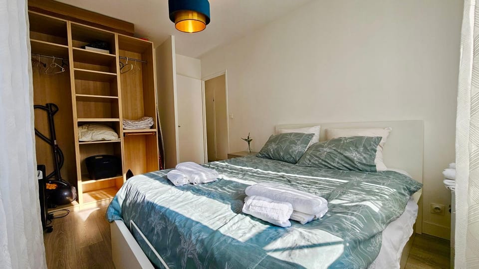 Photo of the whole room, Bedroom, towels, wardrobe