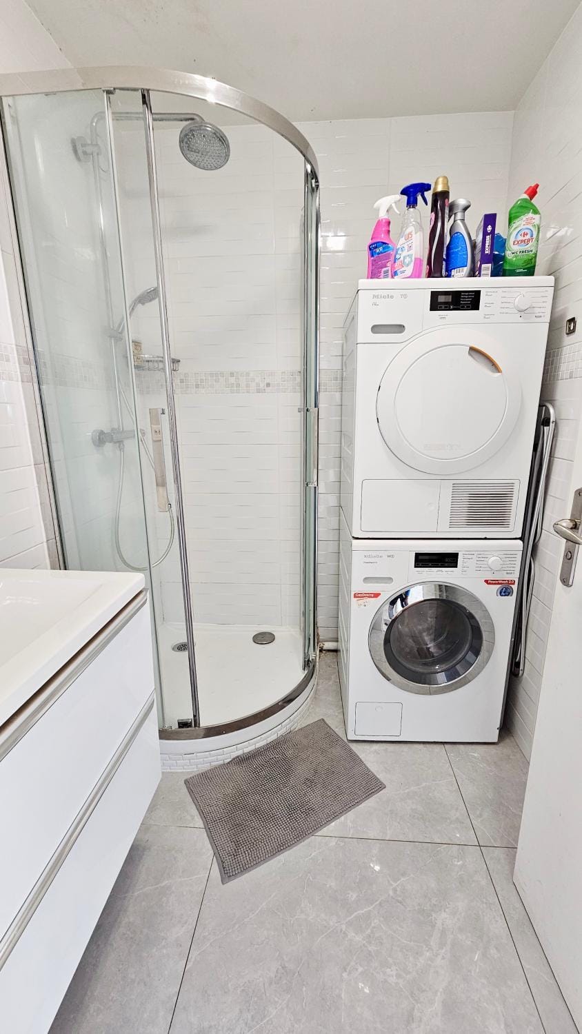 Bathroom, wardrobe, washing machine
