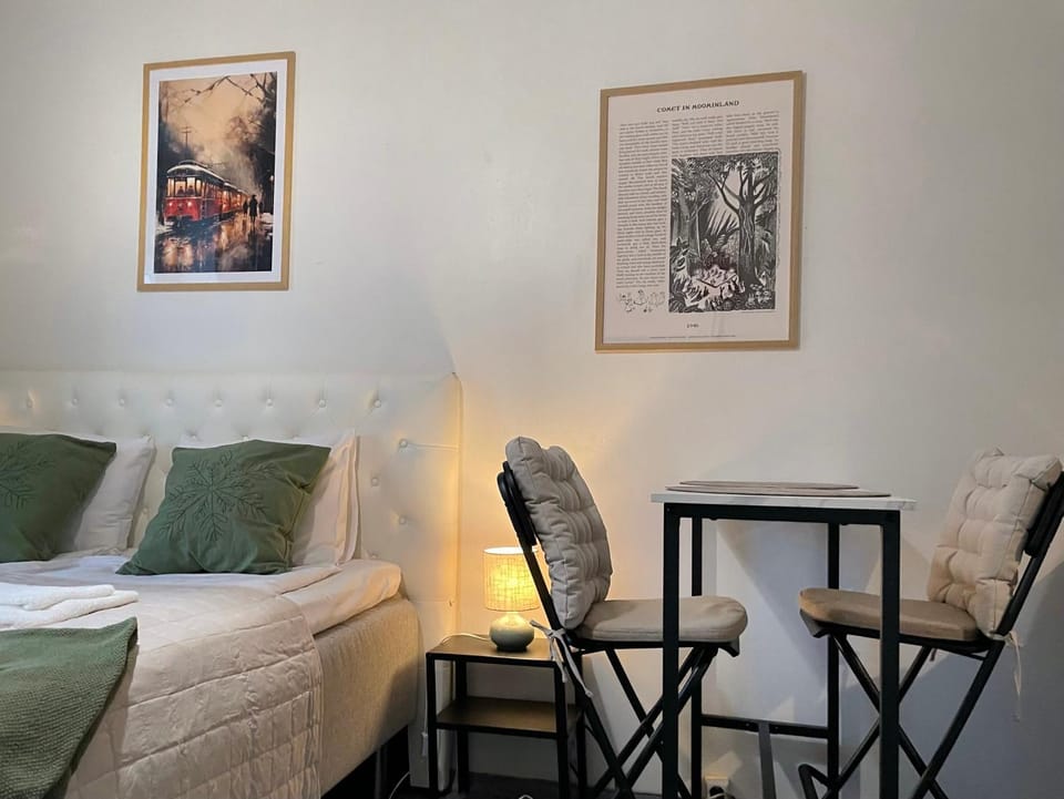 Bed, Dining area, Bedroom