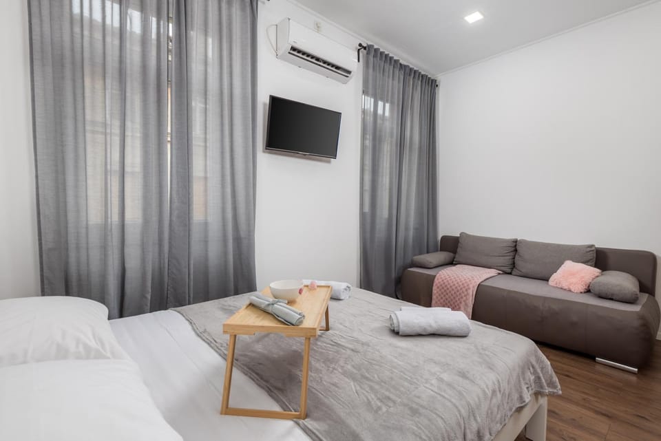 Bed, TV and multimedia, towels, air conditioner