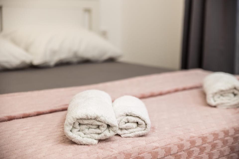 Bed, towels