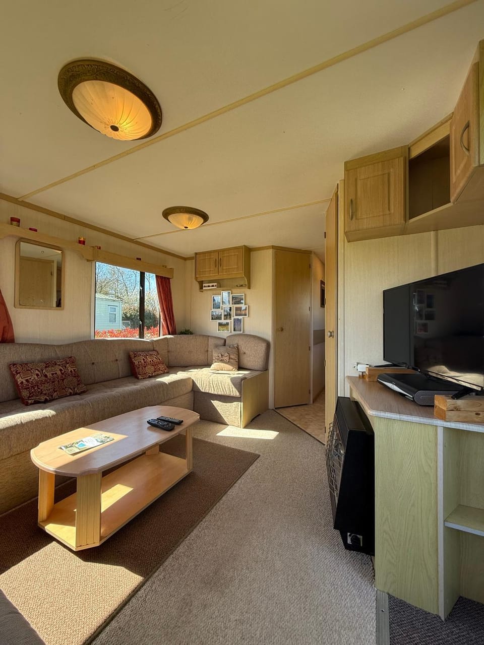 Communal lounge/ TV room, TV and multimedia, Seating area