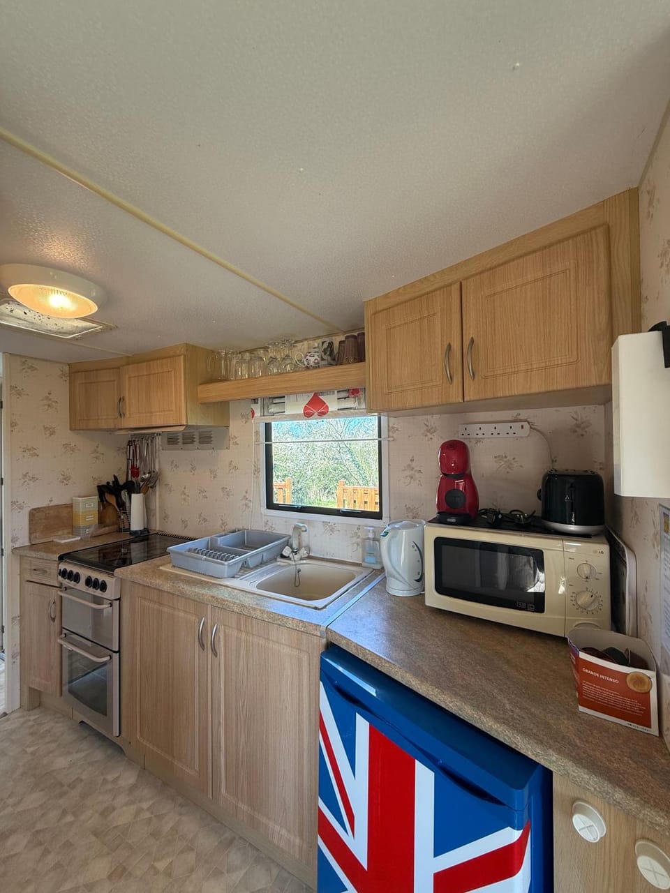 Coffee/tea facilities, Kitchen or kitchenette, stove, toaster