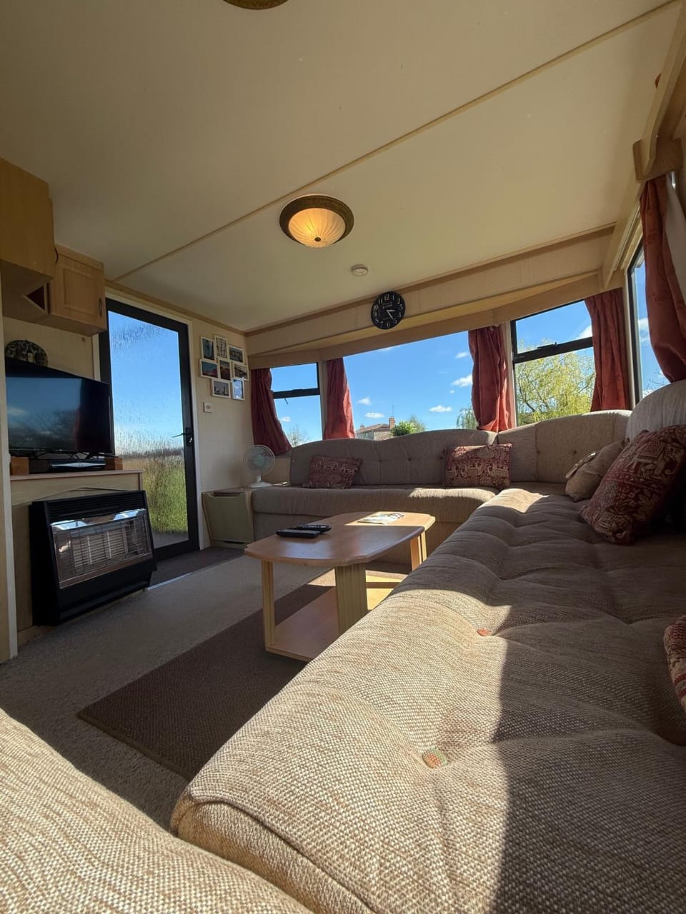 Communal lounge/ TV room, Living room, Seating area