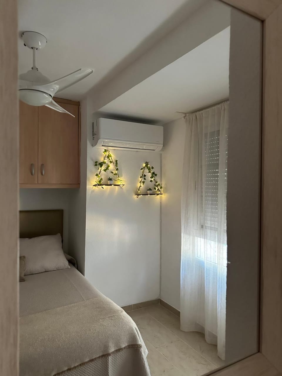 Photo of the whole room, air conditioner