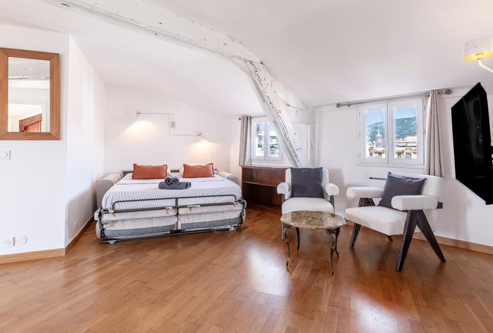 Charming peaceful haven in the Golden Square, air-conditioned Apartment in Nice