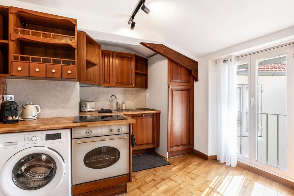 Charming peaceful haven in the Golden Square, air-conditioned Apartment in Nice