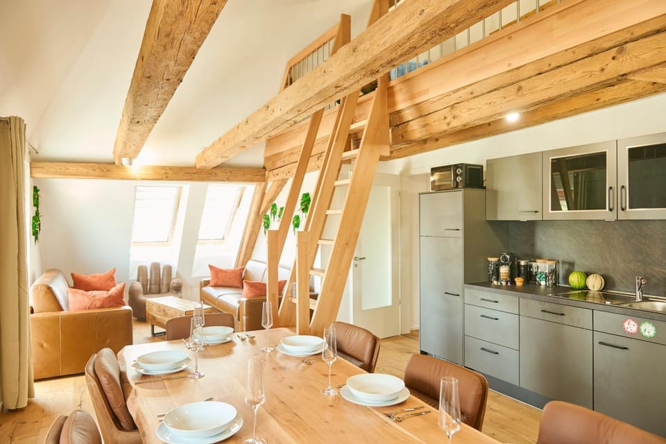 Coffee/tea facilities, Kitchen or kitchenette, Living room, Seating area, Dining area