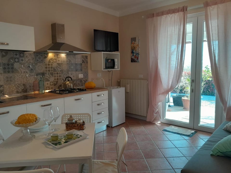 TV and multimedia, Kitchen or kitchenette, oven, Internal: Not applicable to any particular room