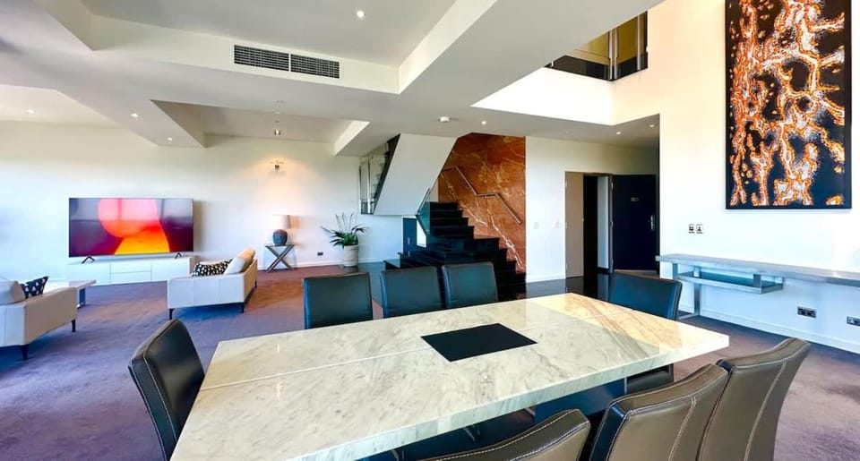 TV and multimedia, Living room, Seating area, Dining area