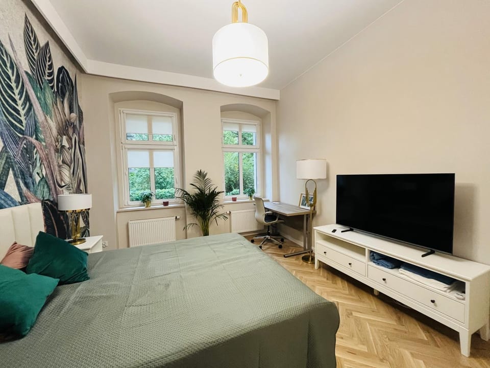 Bed, TV and multimedia, Bedroom