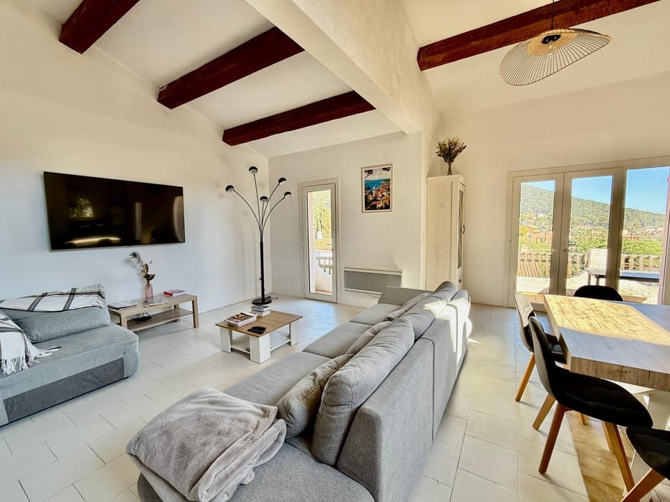 Communal lounge/ TV room, TV and multimedia, Living room, Seating area