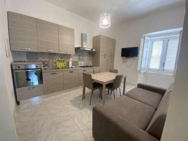 Kitchen or kitchenette, Seating area, stove