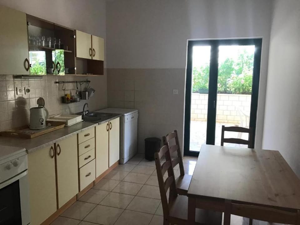 Coffee/tea facilities, Kitchen or kitchenette, dishwasher, oven, stove, toaster