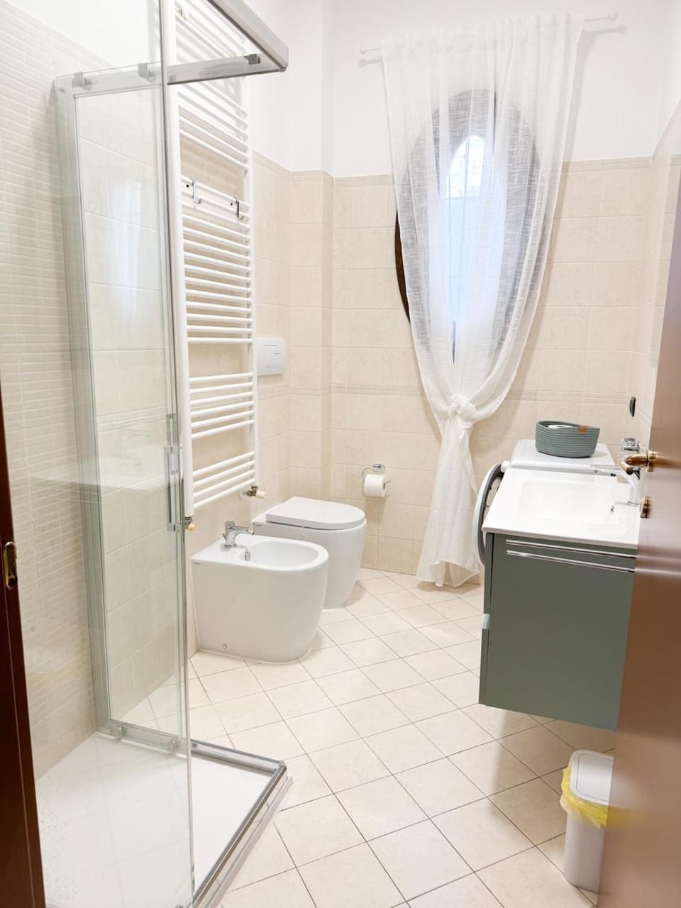 Shower, Toilet, Bathroom, bidet, towels