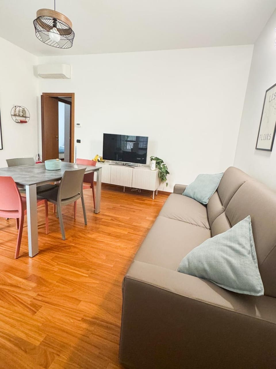 Communal lounge/ TV room, TV and multimedia, Living room, Seating area, Dining area